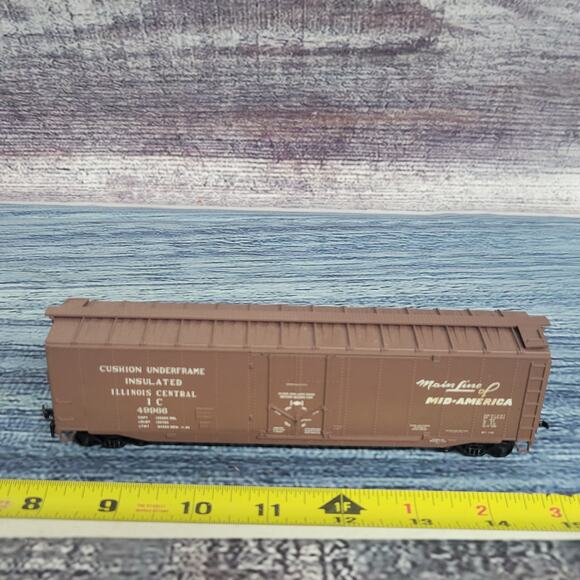 H.O scale main line of mid-America Illinois central boxcar brown and white - Picture 1 of 8